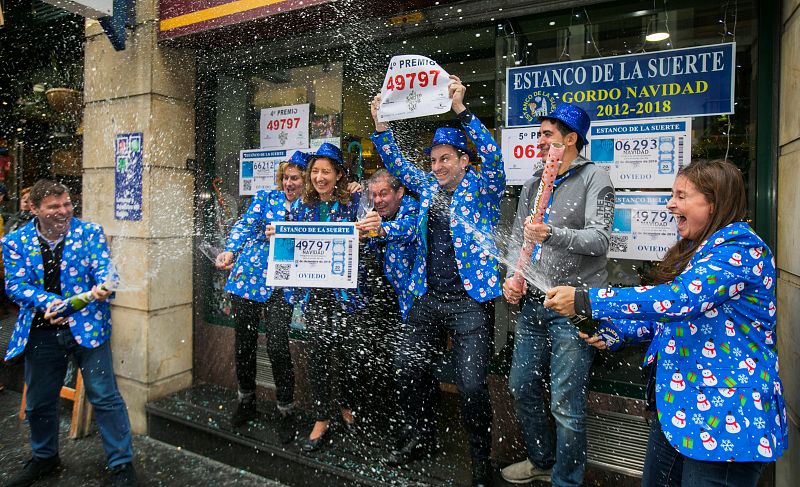 En Oviedo, el estanco de la calle Jovellanos ha dado hoy varios décimos de dos quintos premios, y también ha vendido uno del 49.797, agraciado con uno de los cuartos premios.