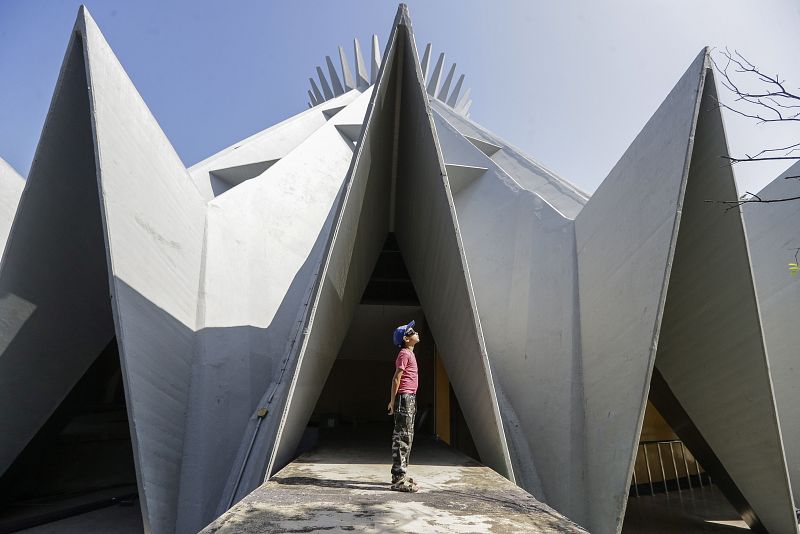 Un niño con gafas especiales observa el eclipse solar en el Planetario de Sri Lanka.