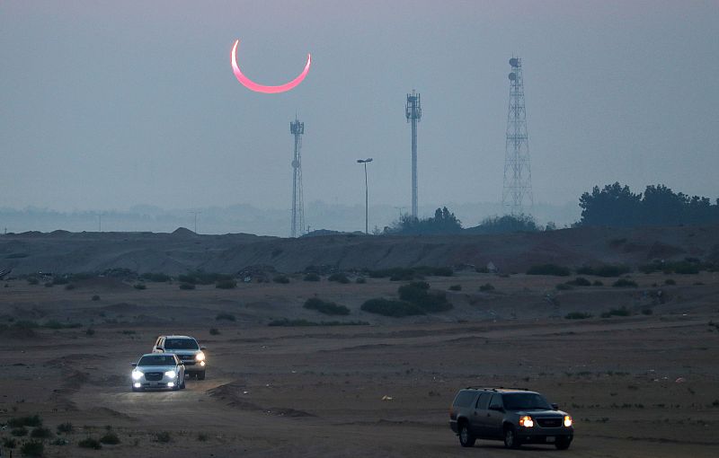 El eclipse solar, visto en Jabal Arba, en Hofuf, en Arabia Saudí.