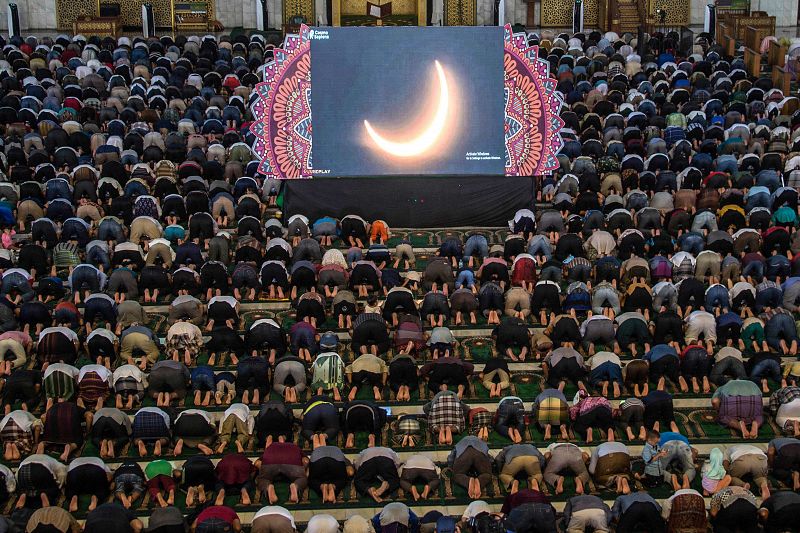 Devotos musulmanes oran en Surabaya, en la isla indonesia de Java, durante el eclipse.