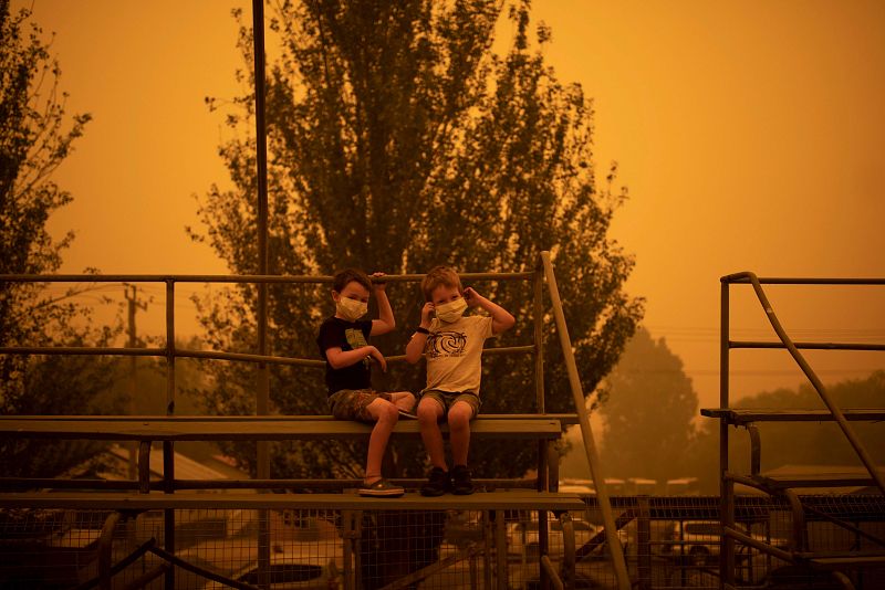 Niños utilizan máscaras para jugar durante los incendios de Australia