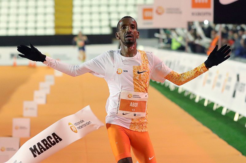 Bashir Abdi supera en primer lugar la línea de meta de la San Silvestre Vallecana 2019.