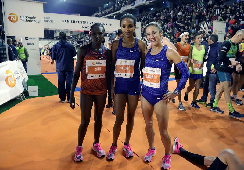 Helen Bekele Tola (c) junto a la keniana Ruth Chepngetich (i), que fue segunda, y la portuguesa Carla Salomé Rocha (d), tercera.