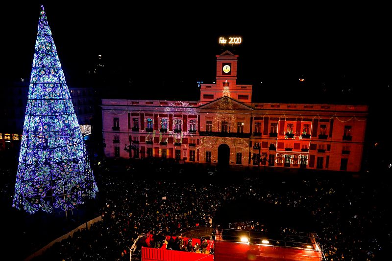 En la madrileña plaza de la Puerta del Sol se han reunido 19.000 personas para festejar la llegada de 2020