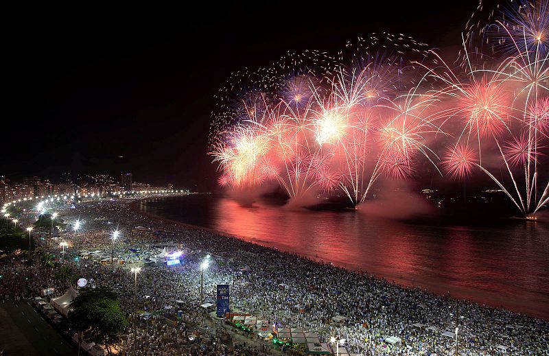 Miles de personas se han encontrado en la playa de Copacabana, en Río de Janeiro, para dar la bienvenida a 2020.