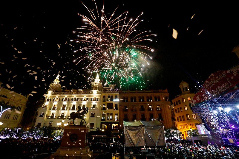 Miles de personas celebran la llegada de 2020 con un espectáculo de fuegos artificiales en la plaza de las tendillas de Córdoba.