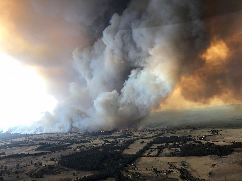 Grandes nubes de humo durante los incendios forestales en Bucha