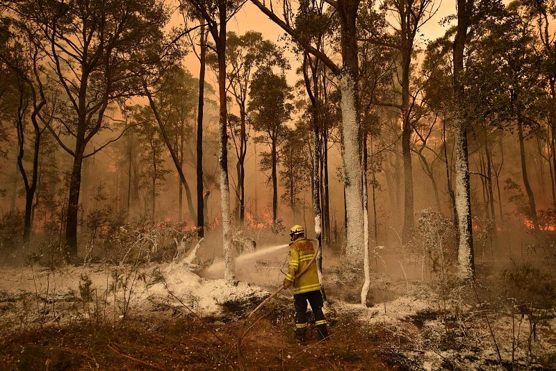 Un bombero rocía espuma contra incendios en la ciudad de Jerrawangala, Nueva Gales del Sur