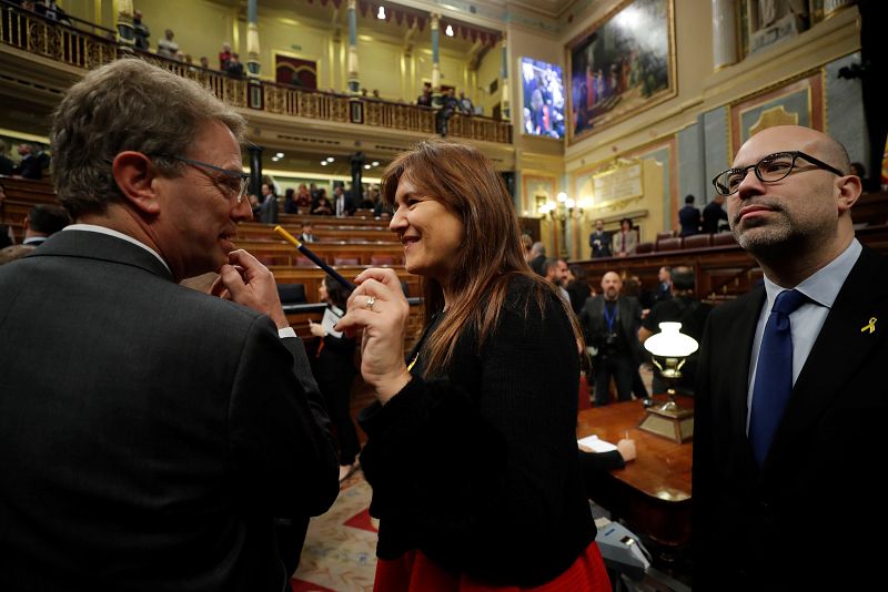 La portavoz de JxCat, Laura Borrás, (c) este sábado en el Congreso de los Diputados poco antes del comienzo de la primera jornada de investidura de Pedro Sánchez como presidente del Gobierno.