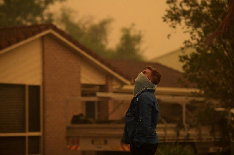 Dos residentes observan el humo procedente de los incendios cerca de Nowra