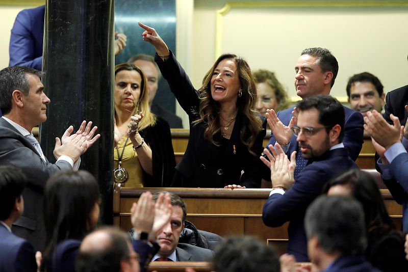 La diputada del PP, Teresa Jiménez Becerril, grita desde su escaño durante una de las intervenciones del candidato a la Presidencia del Gobierno, Pedro Sánchez, en el Congreso de los Diputados en la primera jornada de la sesión de investidura de Pedr