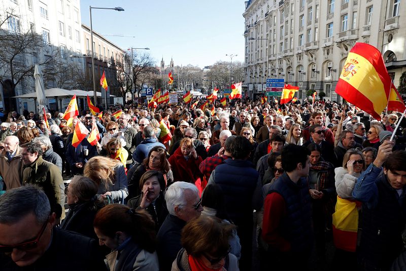 Vista de los participantes en la manifestación celebrada  en Madrid, convocada en redes sociales bajo en lema "Por el Futuro de España Unida", en la madrileña Carrera de San Jerónimo, a escasos metros del Congreso de los Diputados, coincidiendo con l