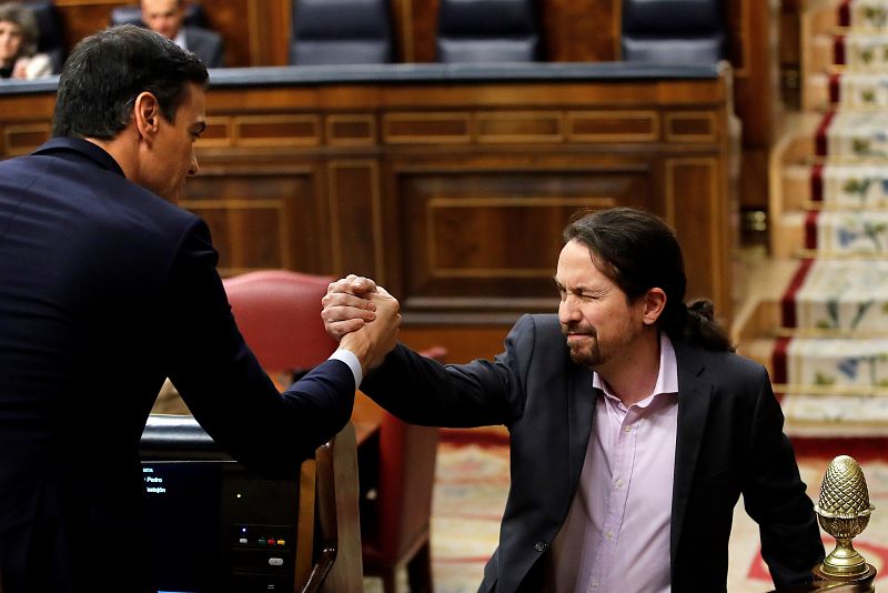 El líder de Unidas Podemos, Pablo Iglesias, saluda a Pedro Sánchez (i), tras su intervención ante el pleno del Congreso de los Diputados en la primera jornada de la sesión de investidura de Pedro Sánchez como presidente del Gobierno.