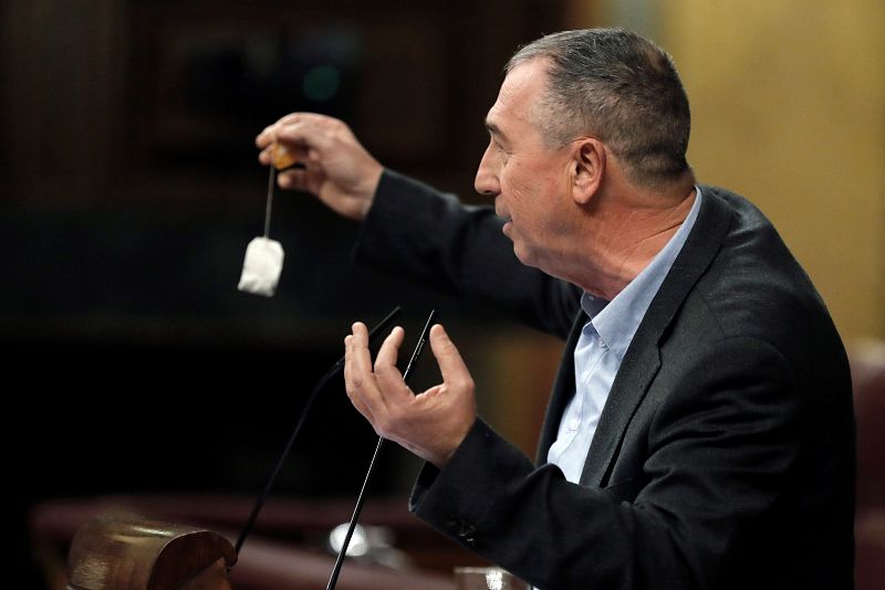 El diputado de Compromís, Joan Baldoví, muestra una bolsita de tila para pedir "a la bancada derecha que calme sus nervios" durante su intervención ante el pleno del Congreso de los Diputados en la primera jornada de la sesión de investidura de Pedr