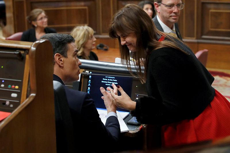 La portavoz de JxCat, Laura Borrás, conversa con el candidato a la Presidencia del Gobierno, Pedro Sánchez