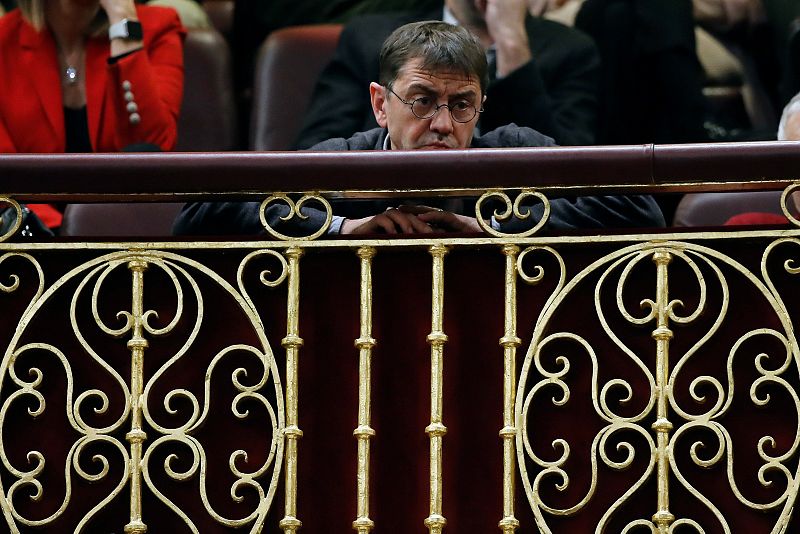 El fundador de Podemos, Juan Carlos Monedero, sigue desde la tribuna de invitados el pleno del Congreso de los Diputados