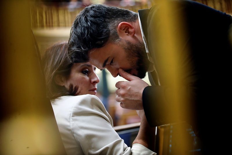 El portavoz de ERC, Gabriel Rufián, conversa con la portavoz del PSOE, Adriana Lastra, en el pleno del Congreso de los Diputados