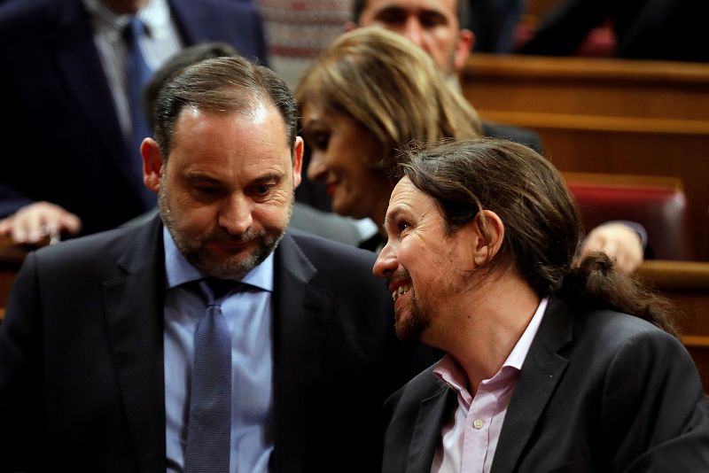 El lider de Podemos, Pablo Iglesias, junto al ministro de Fomento en funciones, José Luis Ábalos