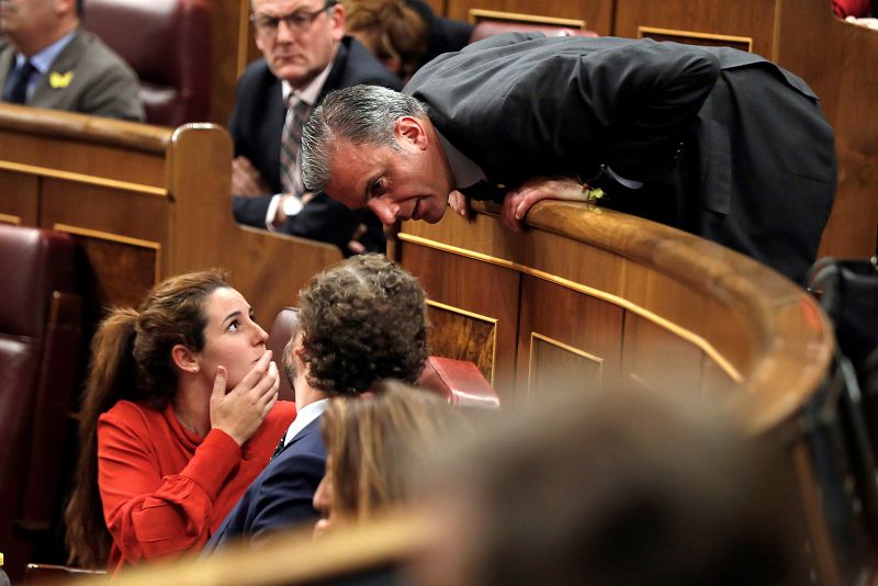 El diputado de Vox Javier Ortega Smith habla con varios compañeros en el Congreso