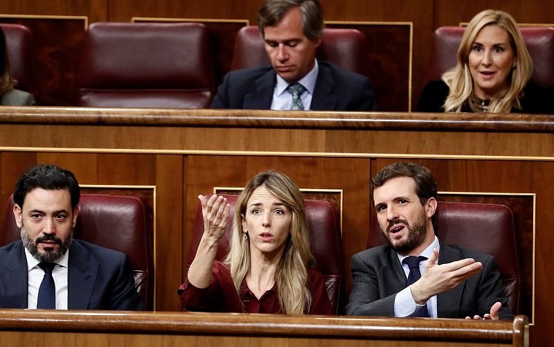 El líder del Partido Popular, Pablo Casado (dcha) y la portavoz del partido en el Congreso, Cayetana Álvarez de Toledo (c), durante la intervención de la diputada de EH Bildu, Mertxe Aizpurua en la segunda jornada del debate de investidura