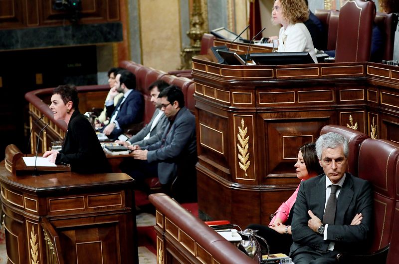 El miembro de la mesa del Congreso, Adolfo Suárez Illana, del PP, se gira en su escaño, durante la intervención de la portavoz de EH Bildu en el Congreso, Mertxe Aizpurua.