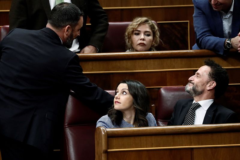 El líder de Vox, Santiago Abascal, (i) da la mano al portavoz adjunto de Ciudadanos en el Congreso, Edmundo Bal (d), después de su intervención en protesta por las palabras de la portavoz de EH Bildu, Mertxe Aizpurua.