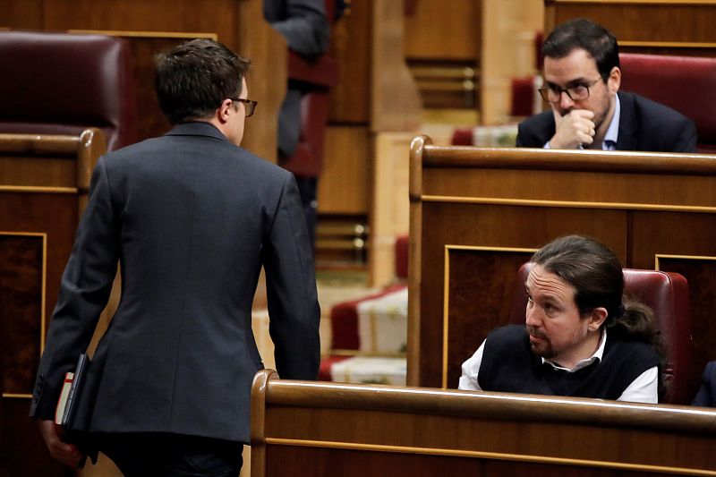 El diputado Iñigo Errejón, de Mas País, pasa junto al dirigente de Podemos, Pablo Iglesias, en la segunda jornada del debate de