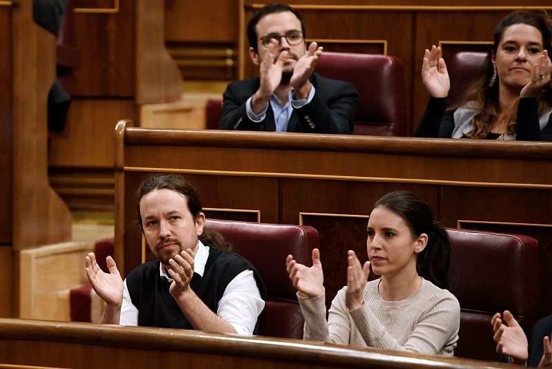 Los líderes de Unidas Podemos, Pablo Iglesias e Irene Montero, en el debate de investidura de Pedro Sánchez como presidente del Gobierno este domingo en el Congreso de los Diputados.