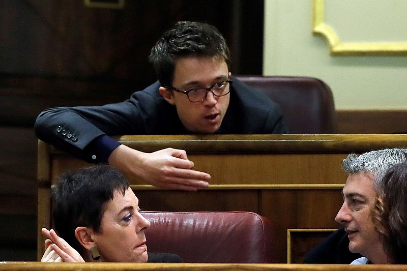 El diputado de Más País Íñigo Errejón se dirige a la portavoz de EH Bildu, Mertxe Aizpurua, y el diputado Oscar Matute, durante la segunda jornada del debate de investidura de Pedro Sánchez como presidente del Gobierno este domingo en el Congreso de