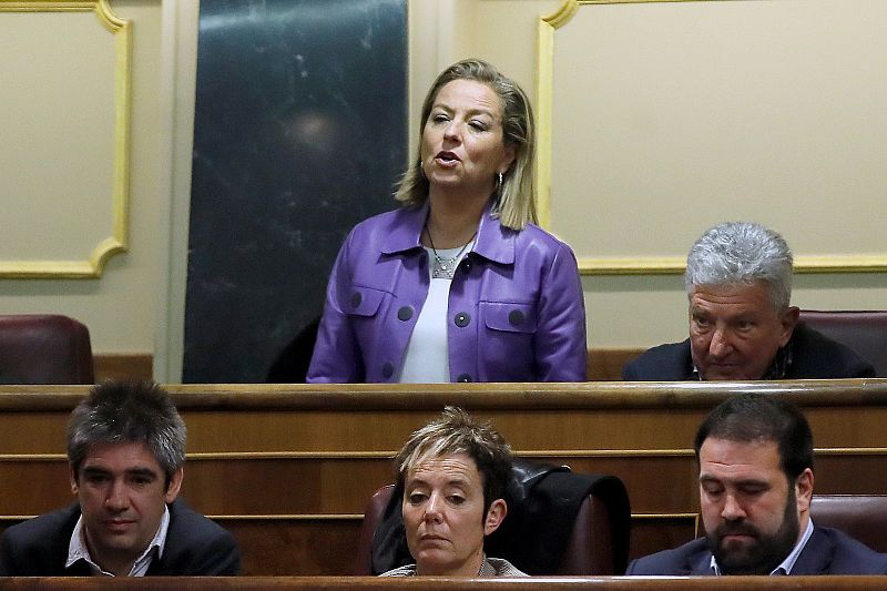 Ana Oramas, diputada de Coalición Canaria, vota durante la segunda jornada del debate de investidura dePedro Sánchez como presidente del Gobierno este domingo en el Congreso de los Diputados.