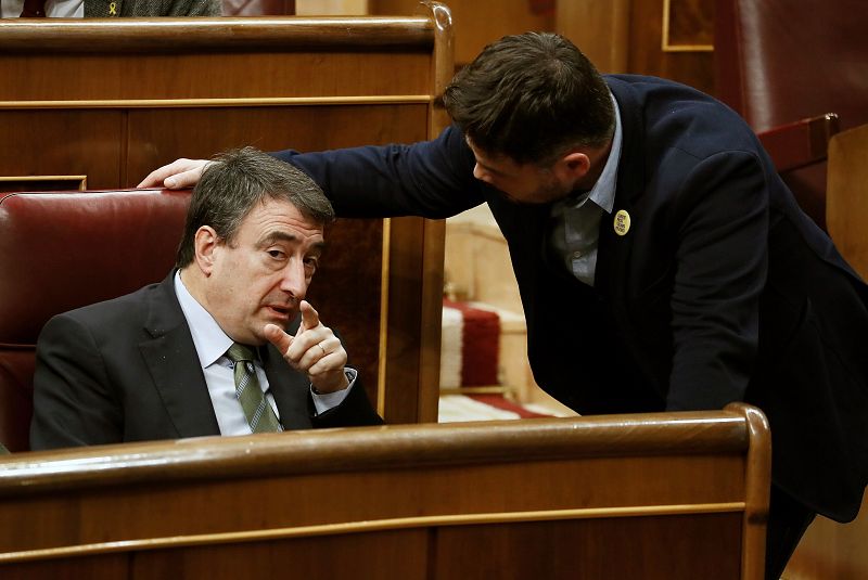 La portavoz del PNV, Aitor Esteban,iz., conversa con el portavoz de ERC, Gabriel Rufián, durante la segunda jornada del debate de investidura de Pedro Sánchez como presidente del Gobierno este domingo en el Congreso de los Diputados.