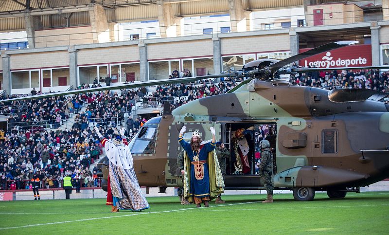 Los Reyes Magos han aterrizado en helicóptero en el campo municipal de Las Gaunas