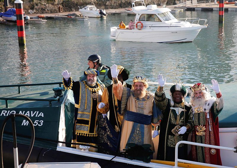 Los Reyes Magos de Oriente han recuperado este año la tradición de llegar por mar al muelle deportivo, donde les esperaban cientos de personas