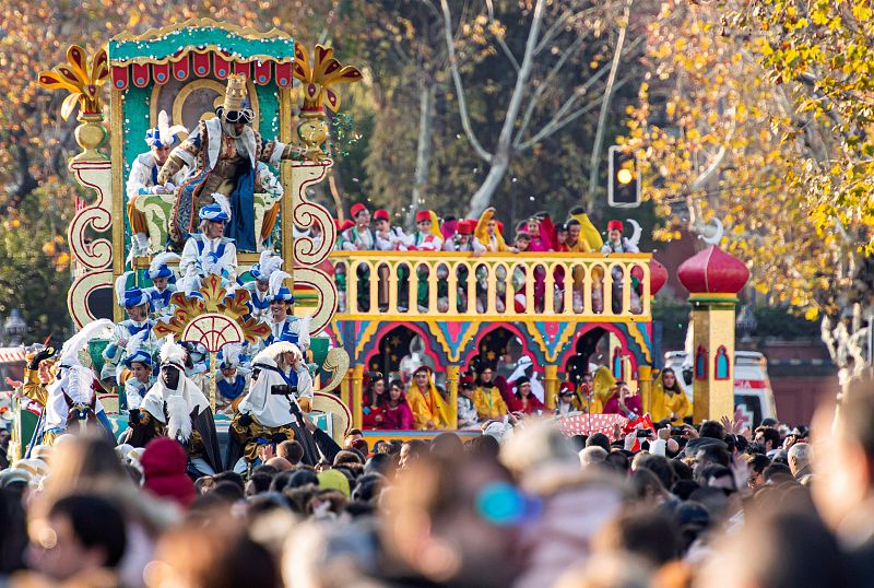 El rey Gaspar en su carroza durante la cabalgata de los Reyes Magos