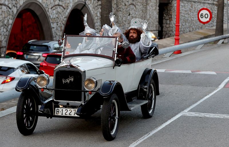 El rey Gaspar en un coche de época a su llegada a Barcelona