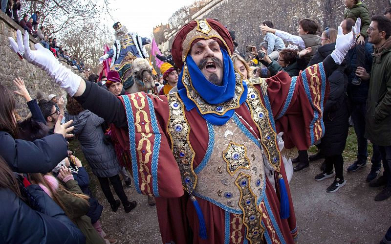 El emisario real anuncia la llegada de los Reyes Magos a su entrada a Pamplona por el Camino de Santiago