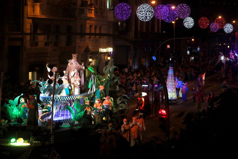 La cabalgata de los Reyes Magos recorre las calles del centro de Barcelona