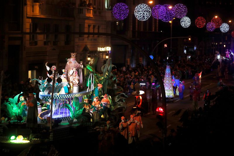 La cabalgata de los Reyes Magos recorre las calles del centro de Barcelona