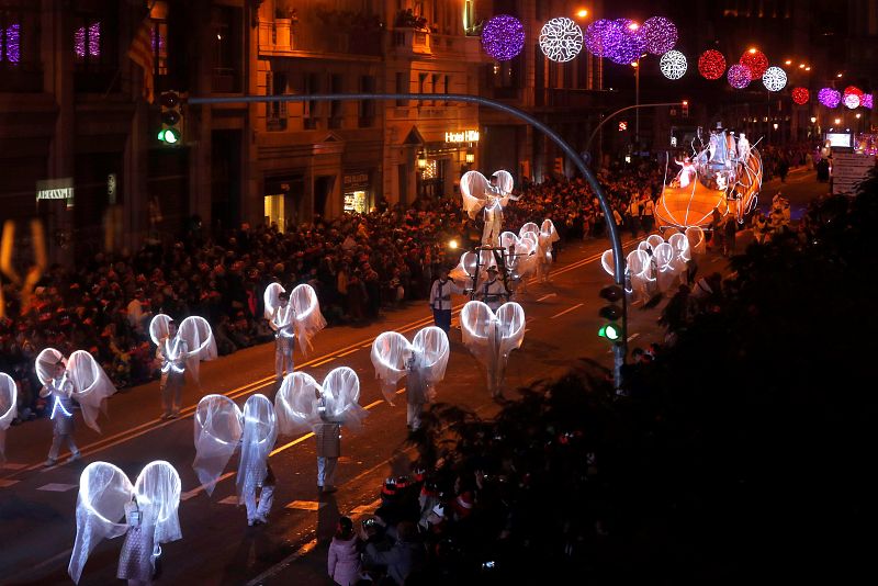 La cabalgata de los Reyes Magos recorre las calles del centro de Barcelona