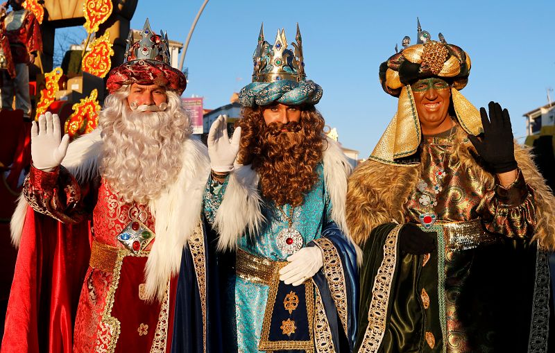 Los Reyes Magos saludan al público en Ronda (Málaga)
