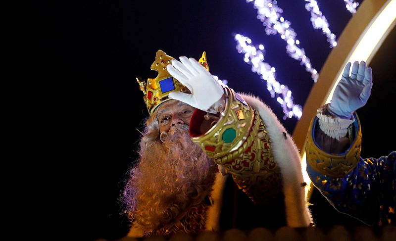 El rey Melchor saluda desde su carroza durante la tradicional cabalgata
