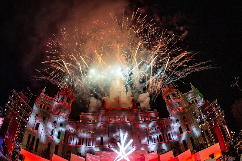 Fuegos artificiales al finalizar la tradicional cabalgata en la plaza de Cibeles en Madrid