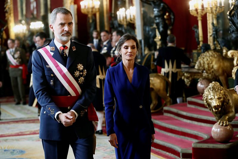 Los reyes abandona el Salón del Trono del Palacio Real tras finalizar la celebración de la Pascua Militar .