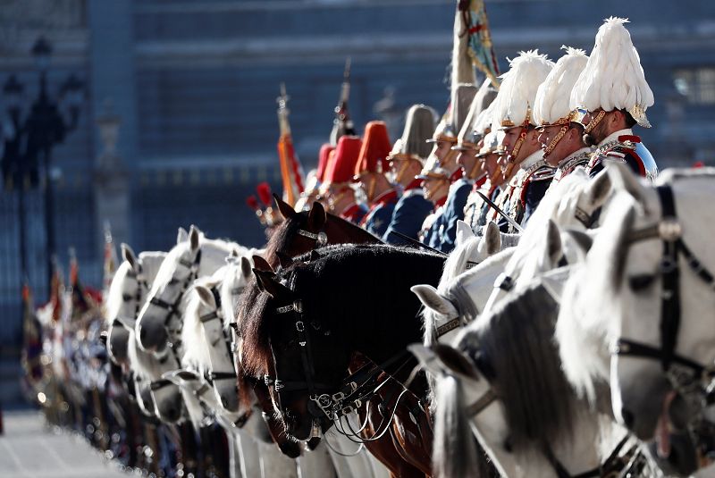 Miembros de la Guardia Real formados en el patrio de armas del Palacio Real donde los reyes han presidido la ceremonia de la Pascua Militar.