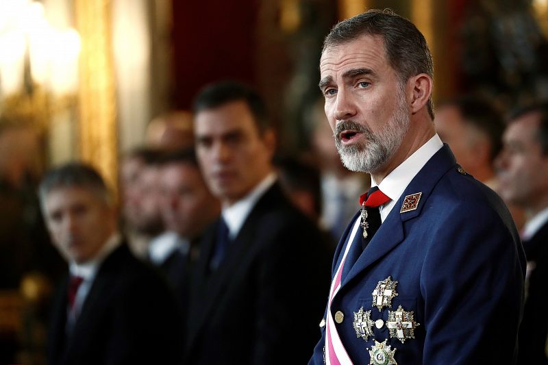 El rey Felipe VI pronuncia su discurso en presencia del presidente del gobierno en funciones Pedro Sánchez (2i), y el ministro del Interior en funciones Fernando Grande Marlaska (i), durante la Pascua Militar en una solemne ceremonia celebrada en el