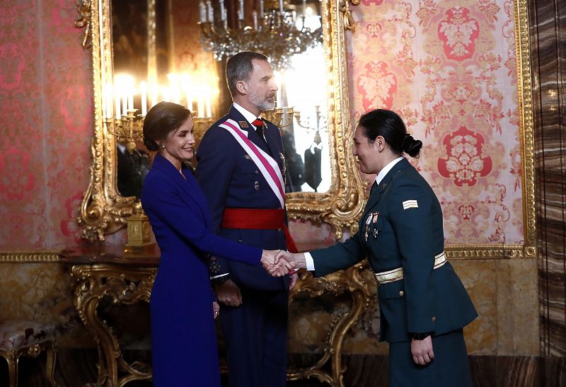 Los reyes Felipe VI y Letizia, durante la recepción en el Palacio Real de Madrid, en el que se celebra la Pascua Militar.