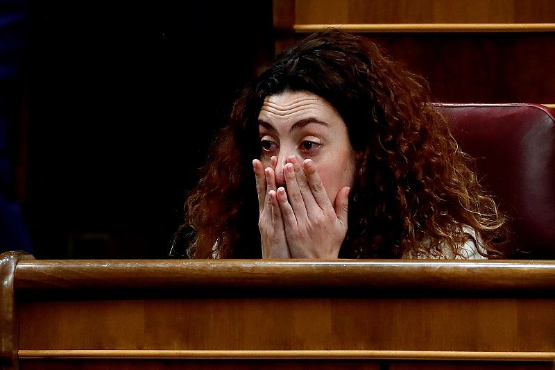 La diputada de En Comú Podem Aína Vidal, emocionada este martes en su escaño en el Congreso, durante la tercera jornada del debate para la investidura de Pedro Sánchez como presidente del Gobierno.