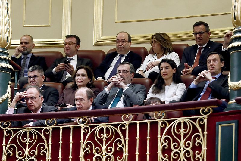 Líderes políticos de diferentes formaciones asisten desde la tribuna de invitados a la tercera jornada del debate de investidura de Pedro Sánchez como presidente del Gobierno celebrada este martes en el Congreso.