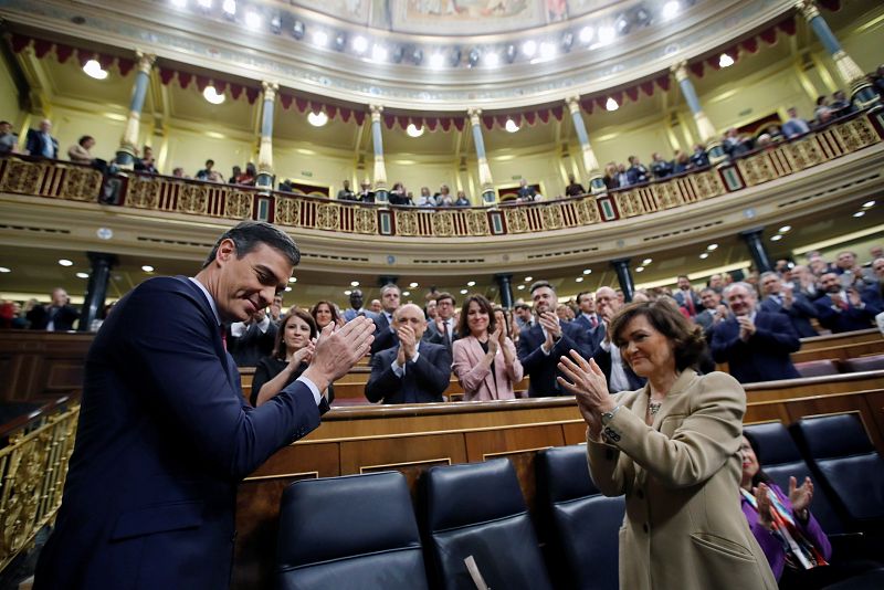 El presidente del Gobierno en funciones, Pedro Sánchez, y la vicepresidenta Carmen Calvo, al inicio de la tercera jornada del debate de la investidura de Sánchez como presidente del Ejecutivo de la nueva legislatura, este martes en el Congreso.
