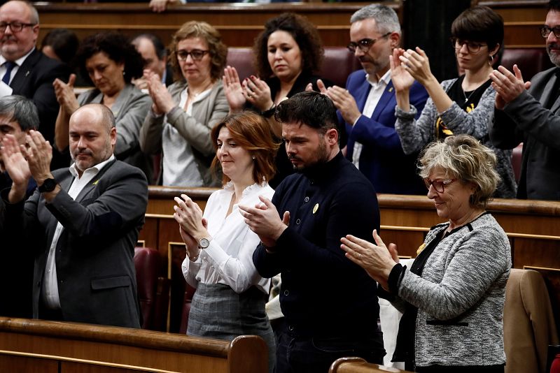 Gabriel Rufián aplaude la intervención de Montserrat Bassa